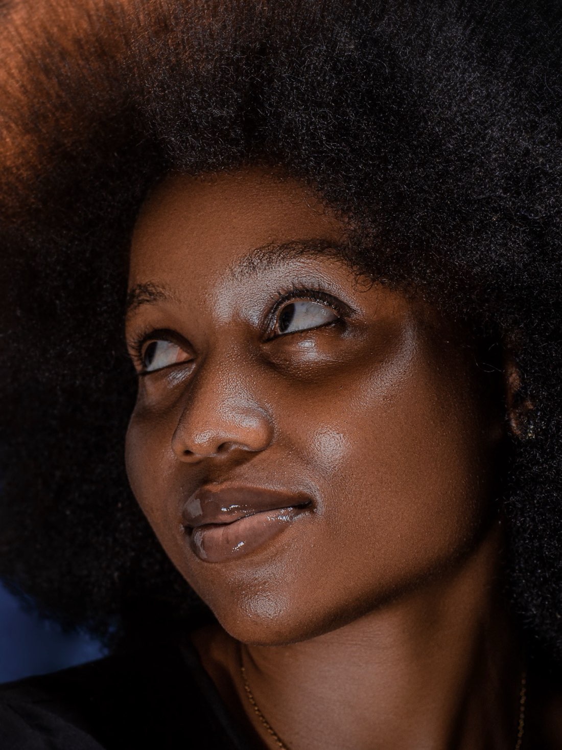 Texture de cheveux crépus en lumière rasante