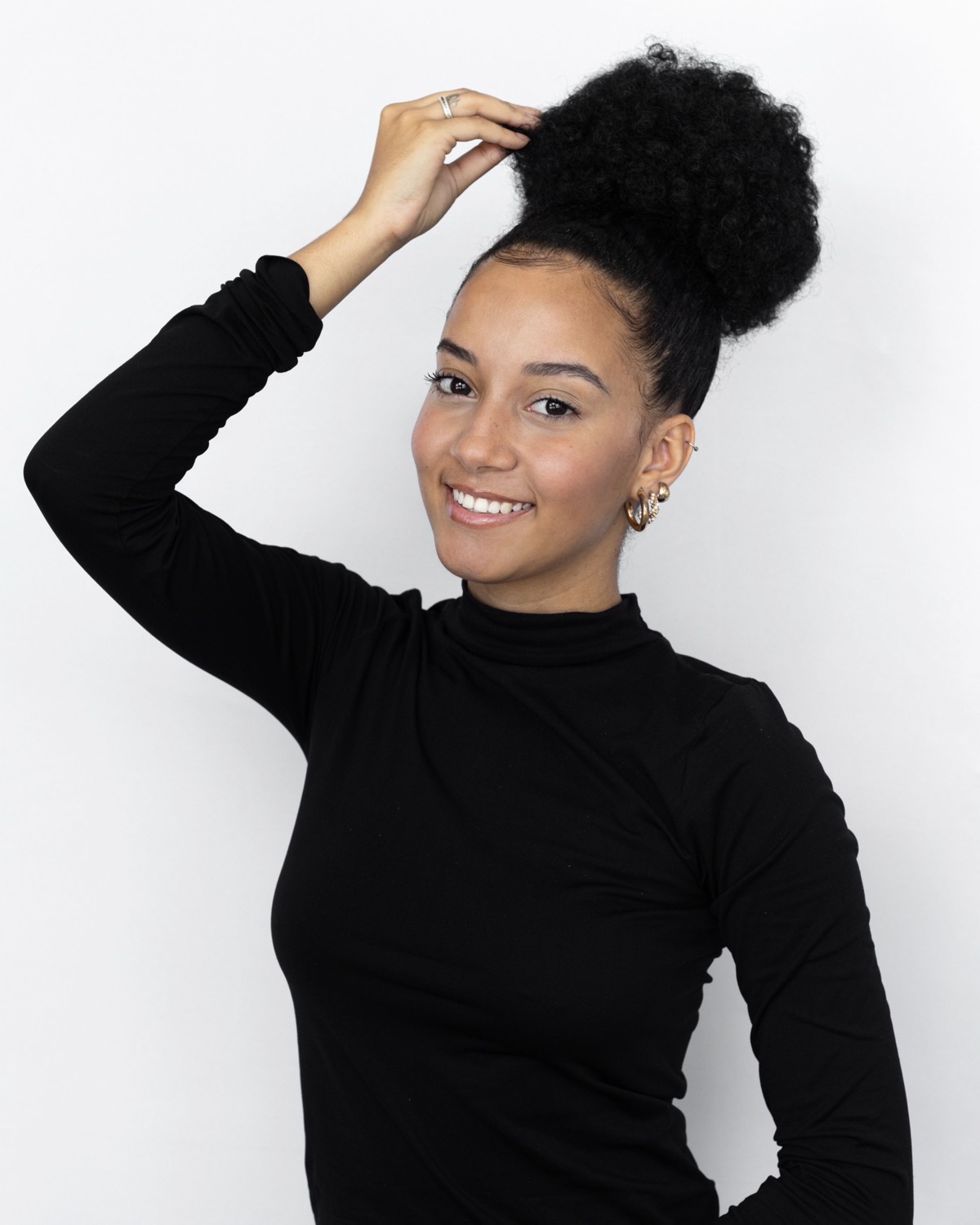 Geste de soin sur cheveux crépus
