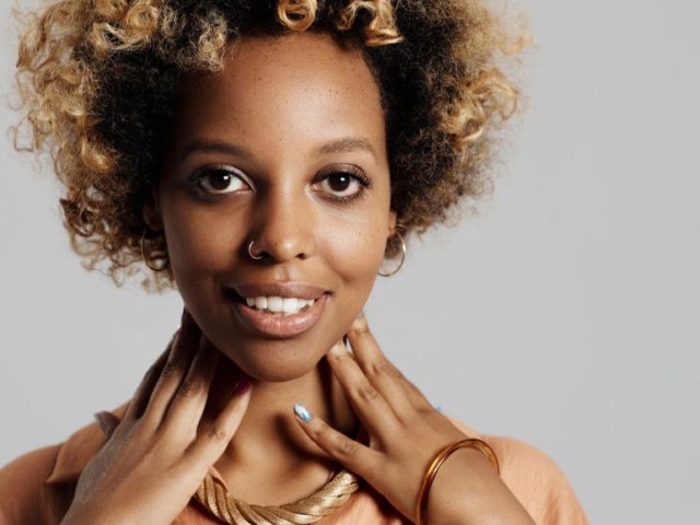 Étirements du cou et de la tête pour port d&rsquo;afro puff