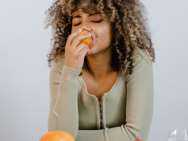 Alimentation et Chute de Cheveux : Que Manger pour Prévenir ?