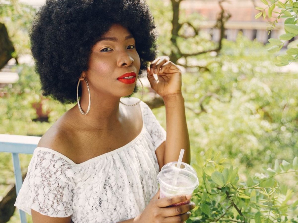 Comment revitaliser les cheveux afro après l&rsquo;été ? Nos astuces efficaces
