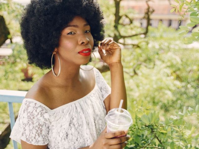 Comment revitaliser les cheveux afro après l&rsquo;été ? Nos astuces efficaces