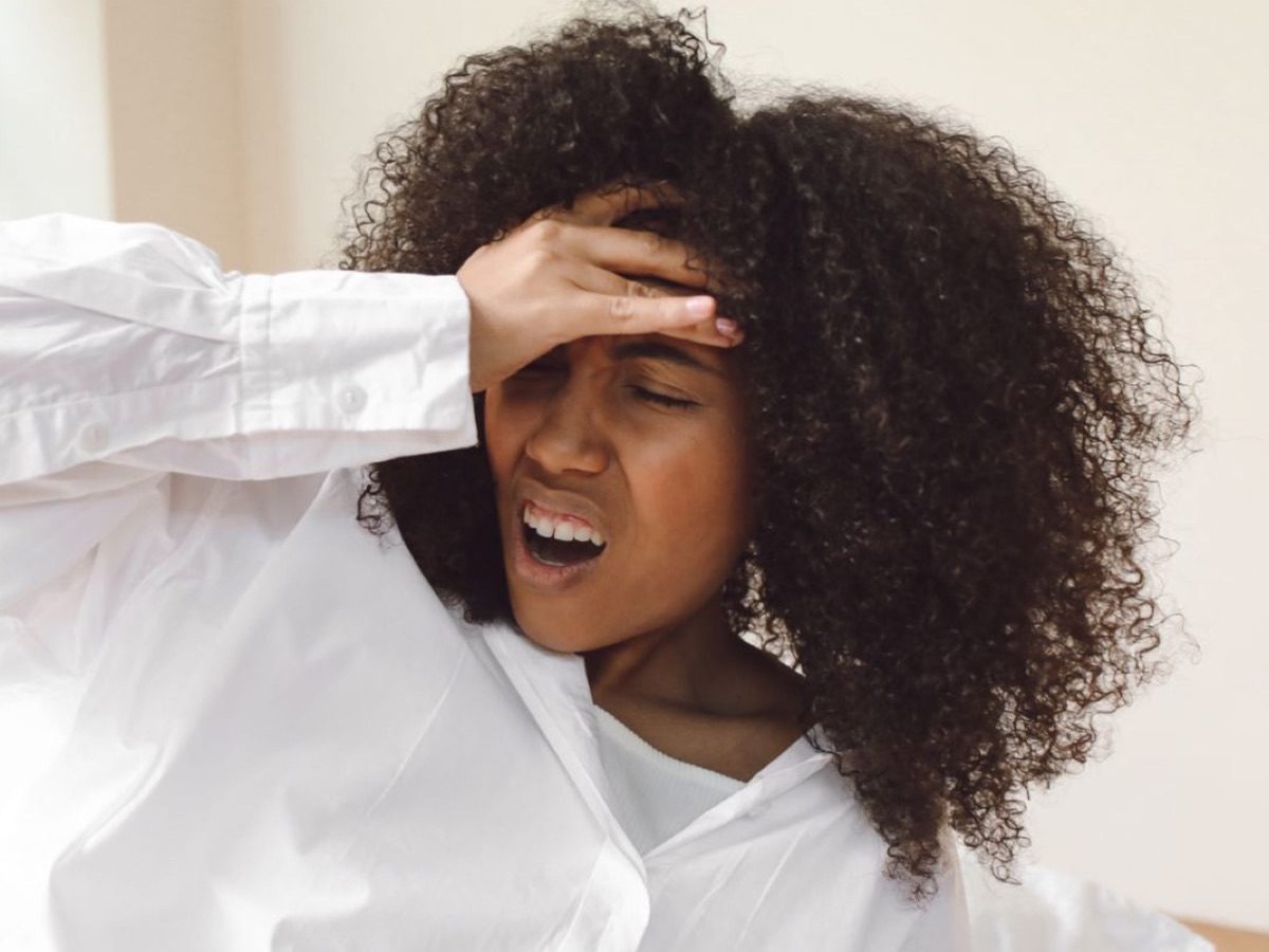 Cuir chevelu qui gratte : causes et gestes pour cheveux crépus