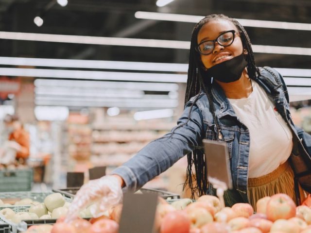 Alimentation pour cheveux frisés : favoriser la pousse