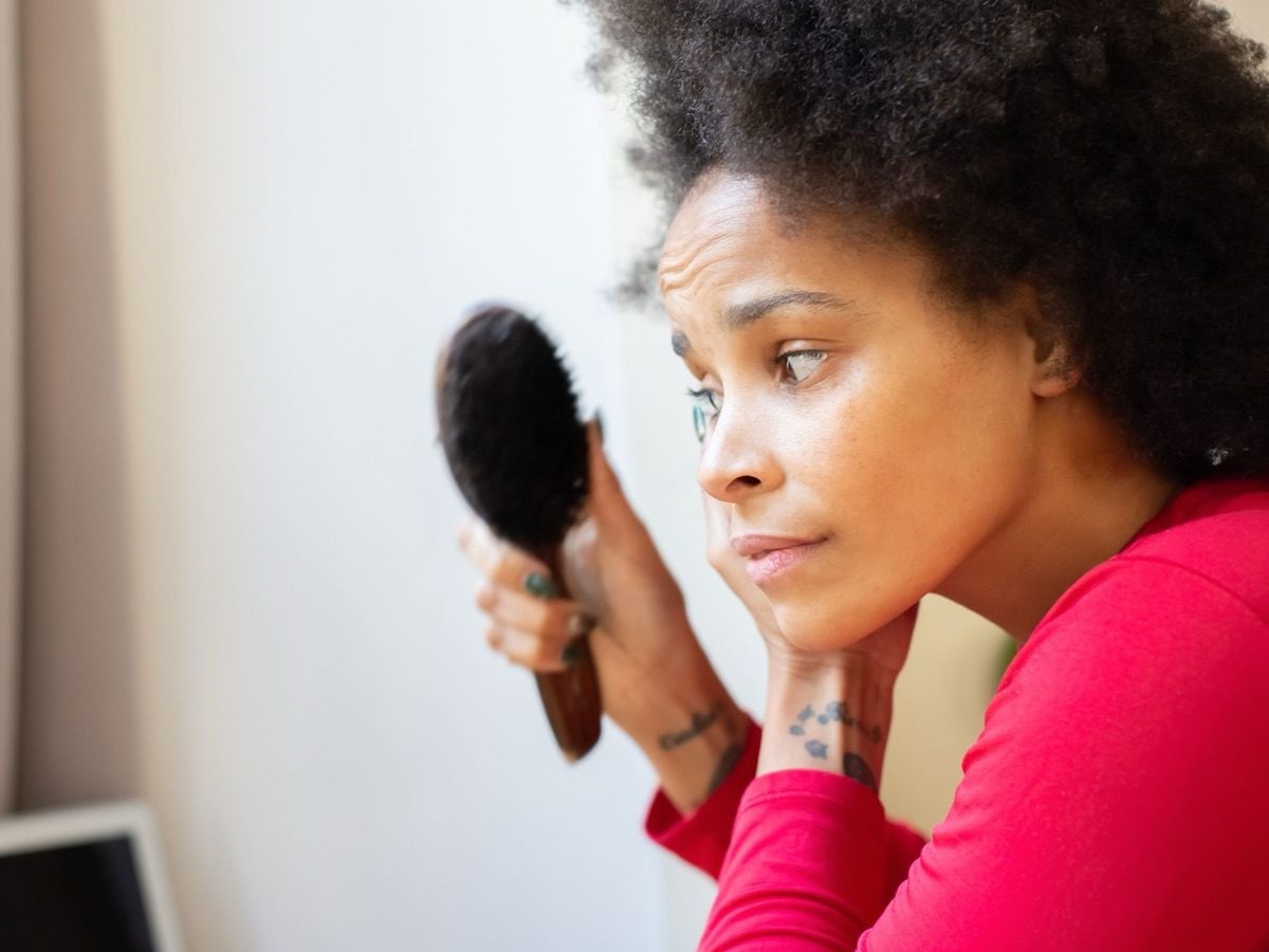 Automne : comment freiner la chute de cheveux saisonnière ?