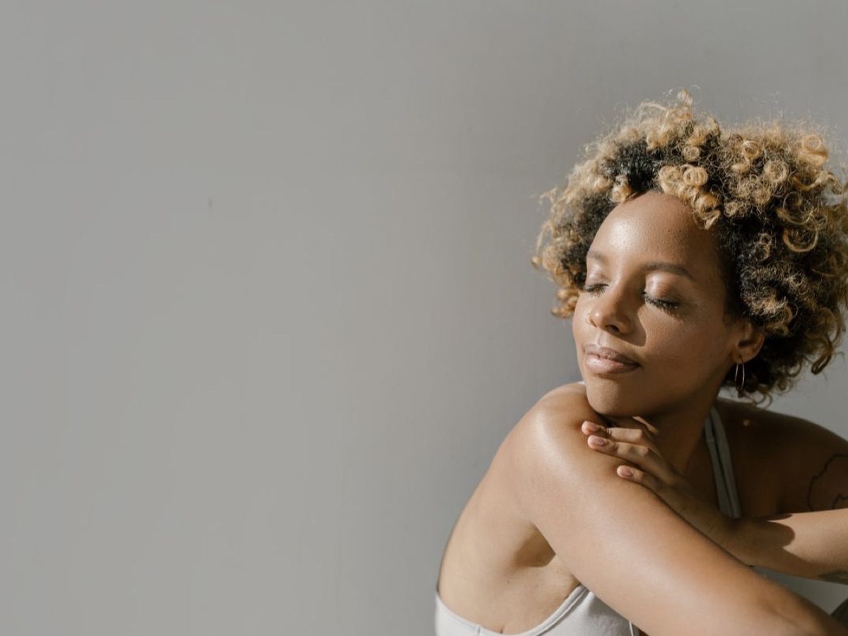 Méthodes douces pour protéger les cheveux frisés pendant le sport