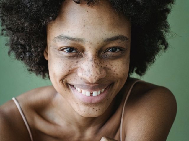 Kinky-Curly vs The Mane Choice pour définir les boucles
