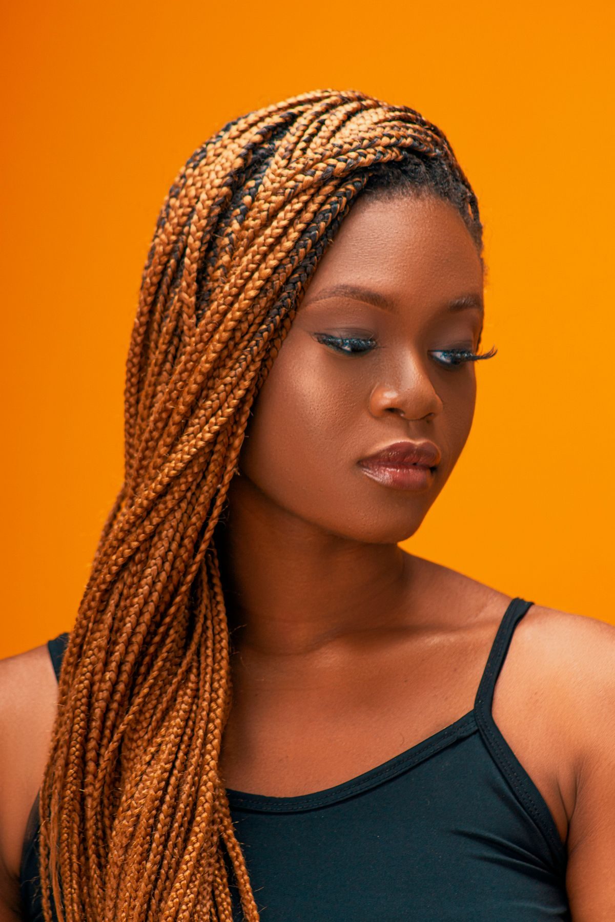 Tresses souples et posées sans tension excessive sur la racine, une pratique de prévention recommandée.