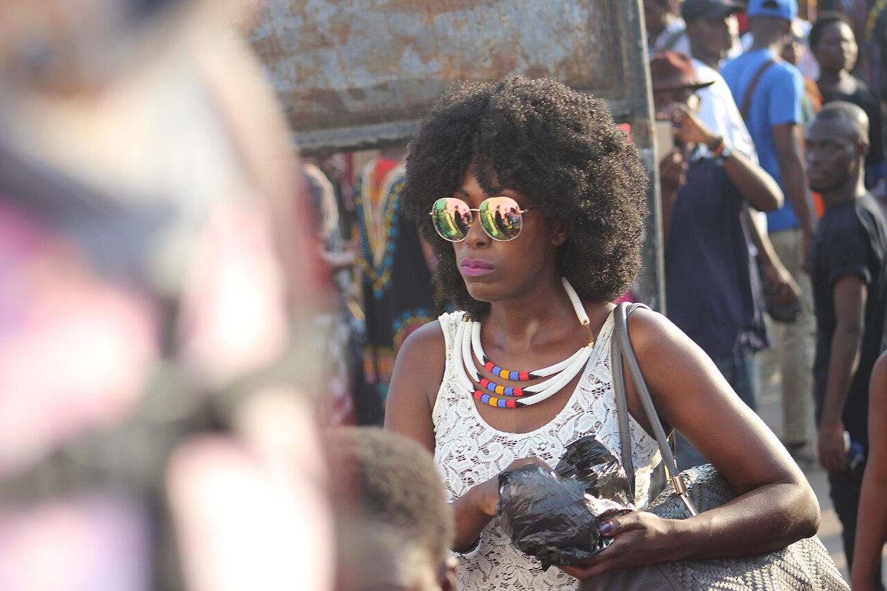 portrait d'une femme aux cheveux afro naturels