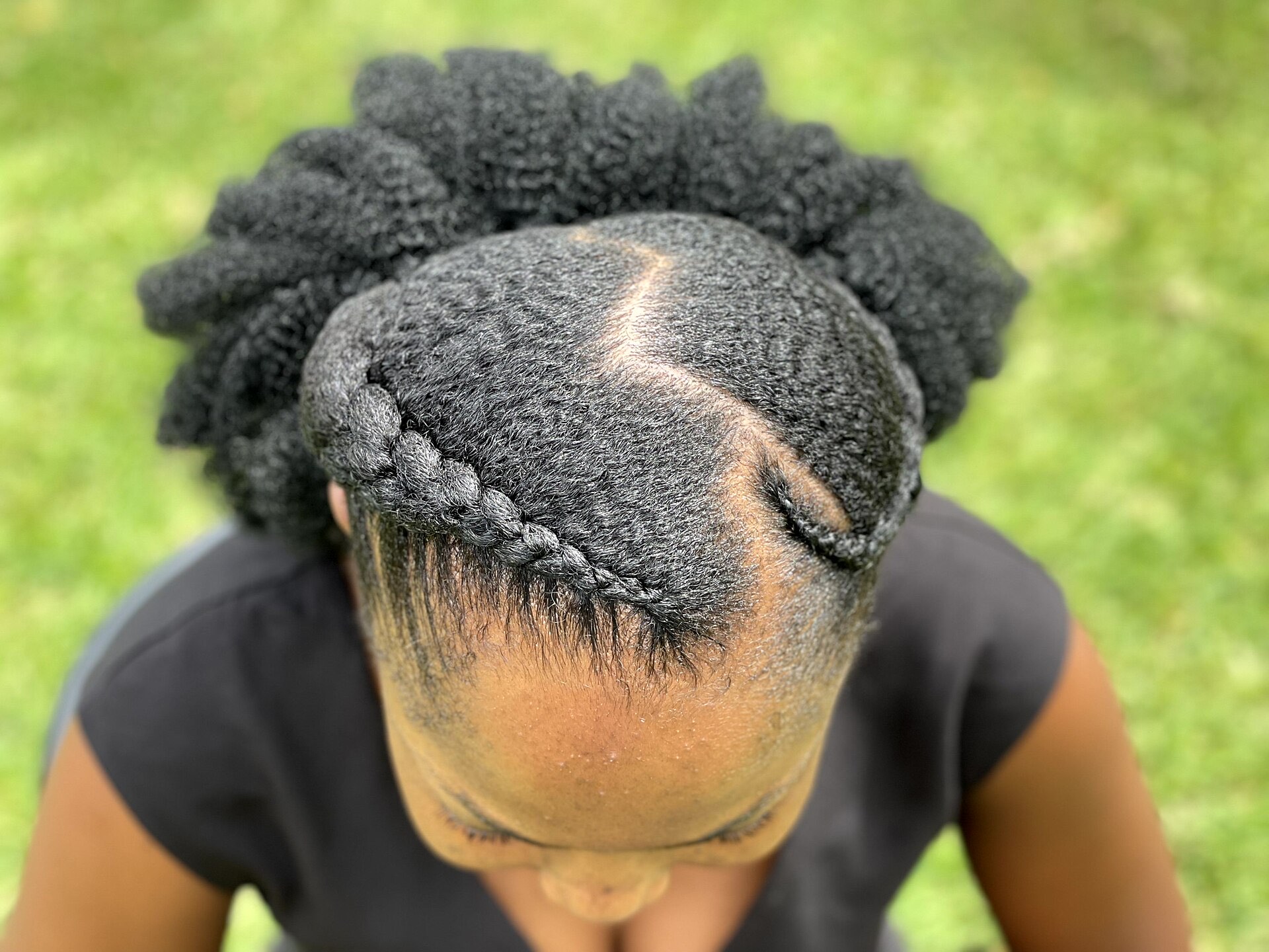 vue de dessus d'un cuir chevelu avec une raie bien visible, sur une coiffure en twists