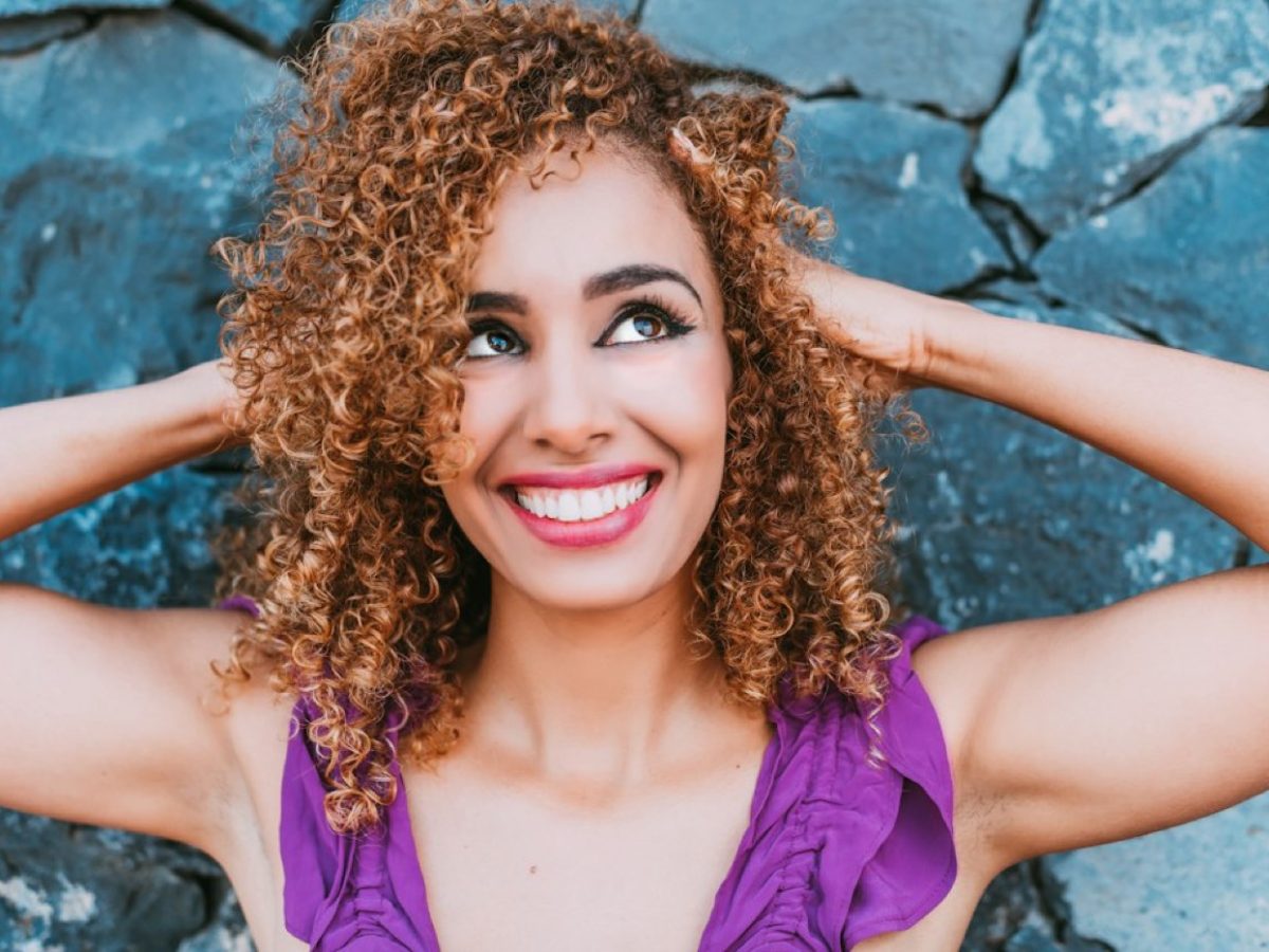Faire pousser les cheveux plus vite : ce qui marche vraiment, ce qui relève du mythe