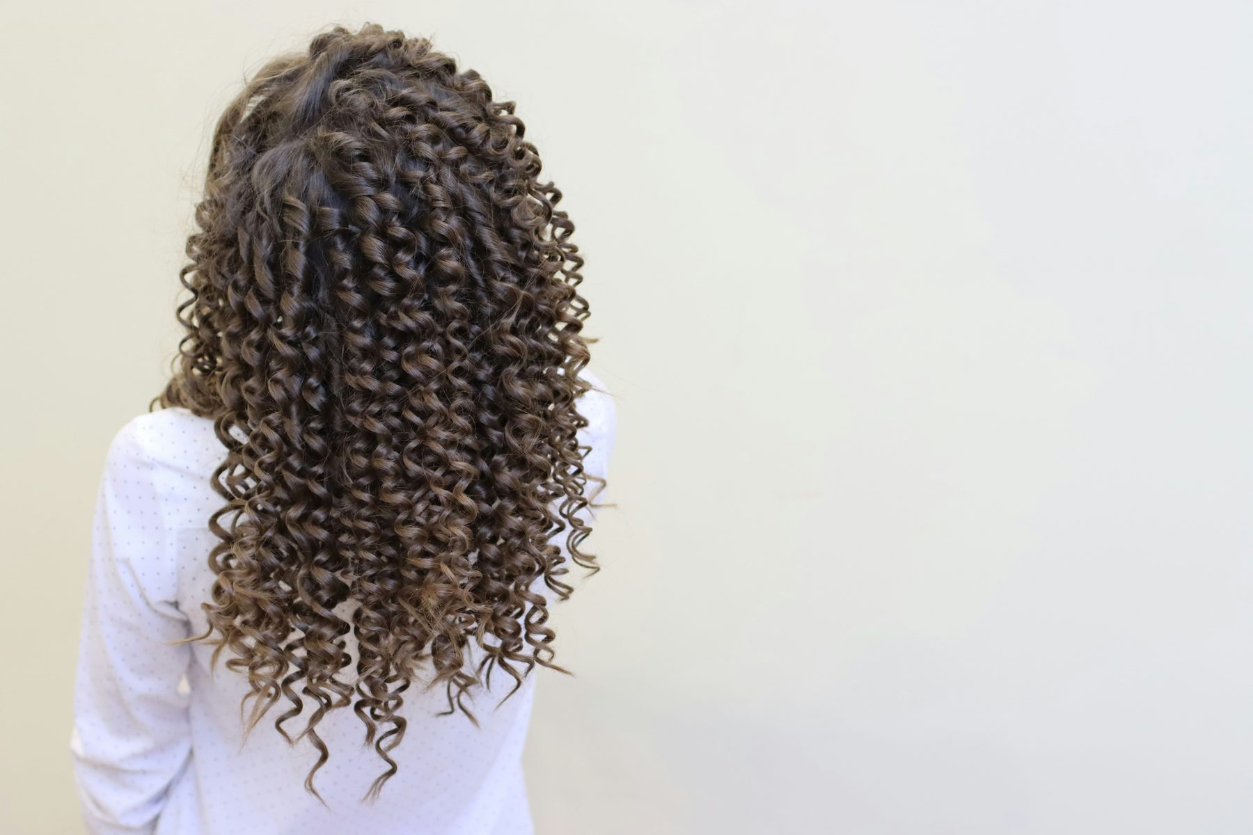 cheveux bouclés et texturés longs, définis, vus de dos