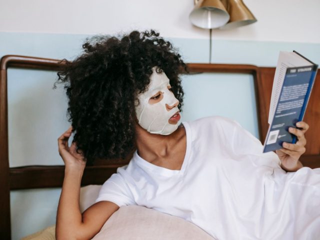 Protéger ses cheveux la nuit : techniques et conseils