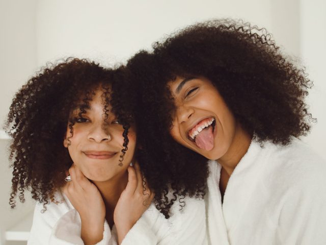 Routine capillaire pour cheveux crépus : les secrets d&rsquo;une chevelure éclatante