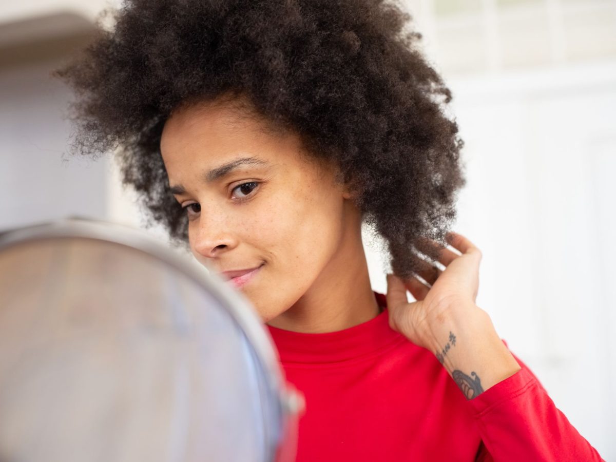 Comment définir vos boucles afro : astuces et techniques