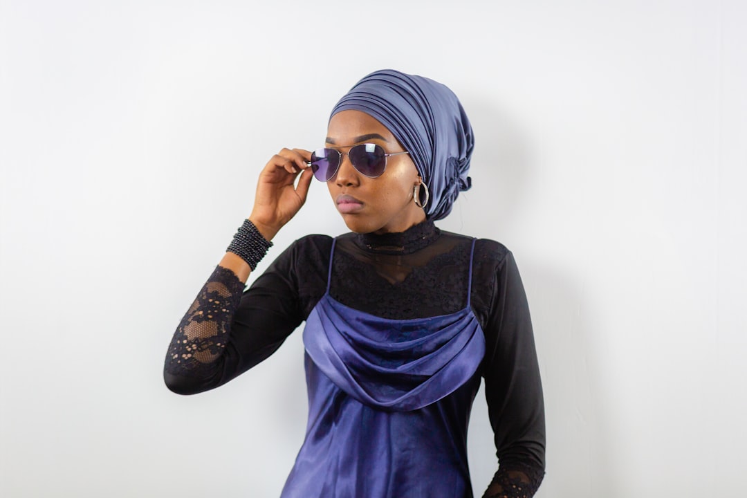 Bonnet en soie vs foulard en satin pour protéger un puff