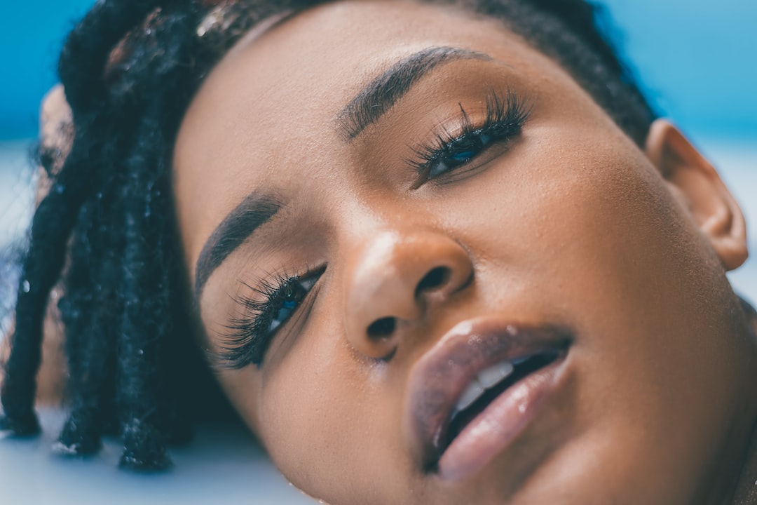 Entretien du afro-puff : hydratation et protection