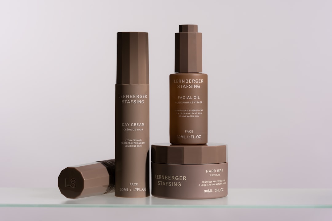 Comparatif Eco Styler vs Design Essentials pour fixer les bords