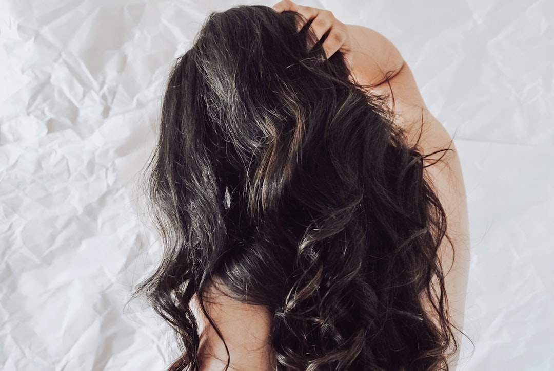 Méthodes douces pour protéger les cheveux frisés pendant le sport
