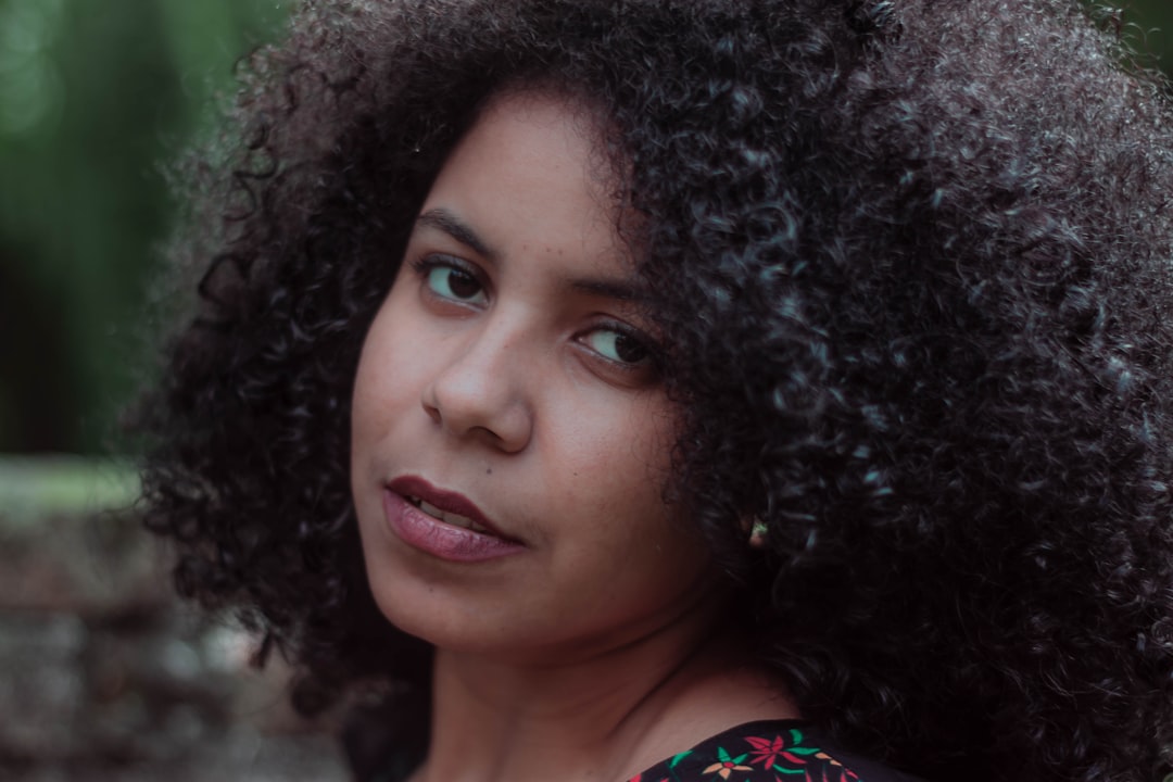 Kinky-Curly vs The Mane Choice pour définir les boucles