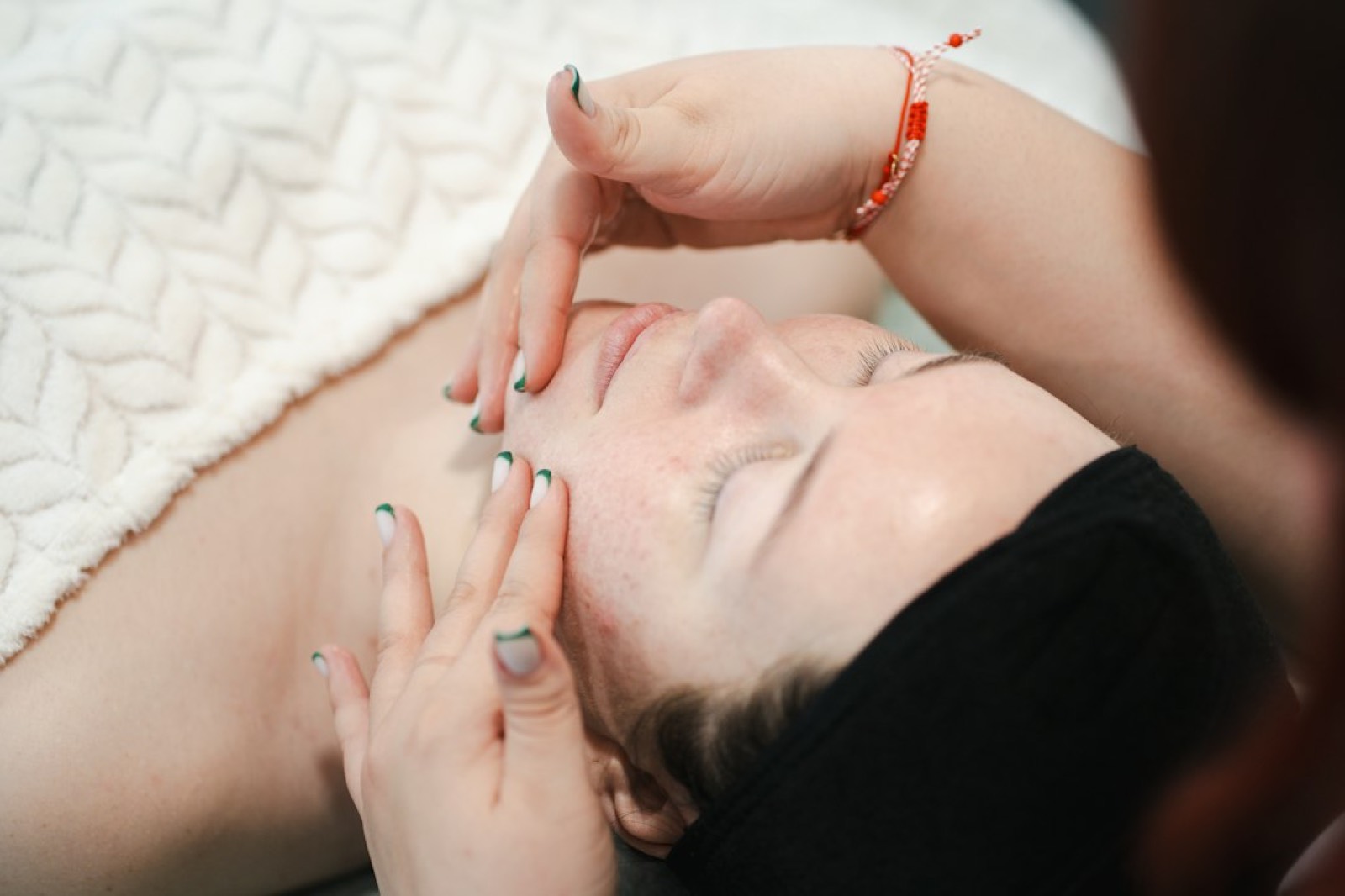 mains effectuant un massage du cuir chevelu, gros plan