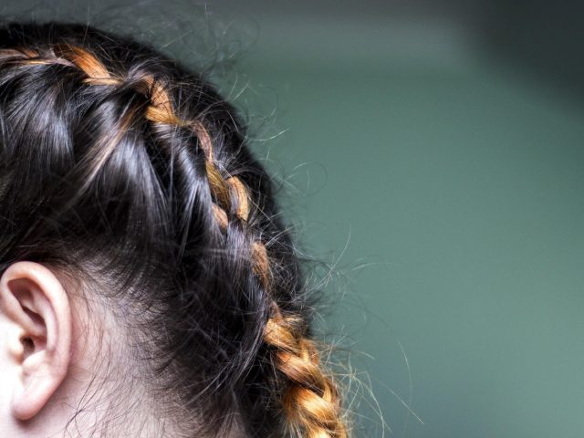 Extensions synthétiques et tresses serrées : la traction, pas la texture