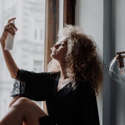 Coco Mademoiselle sur cheveux afro : où vaporiser sans les assécher