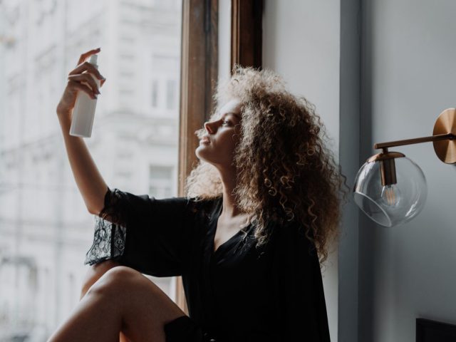 Coco Mademoiselle sur cheveux afro : où vaporiser sans les assécher