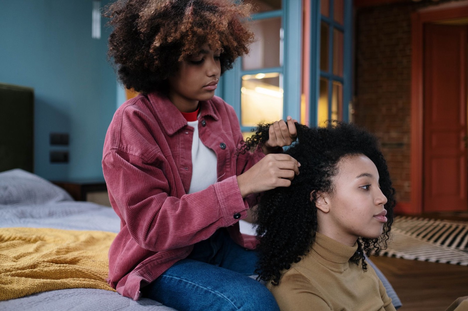 application d'huile capillaire sur cheveux afro texturés