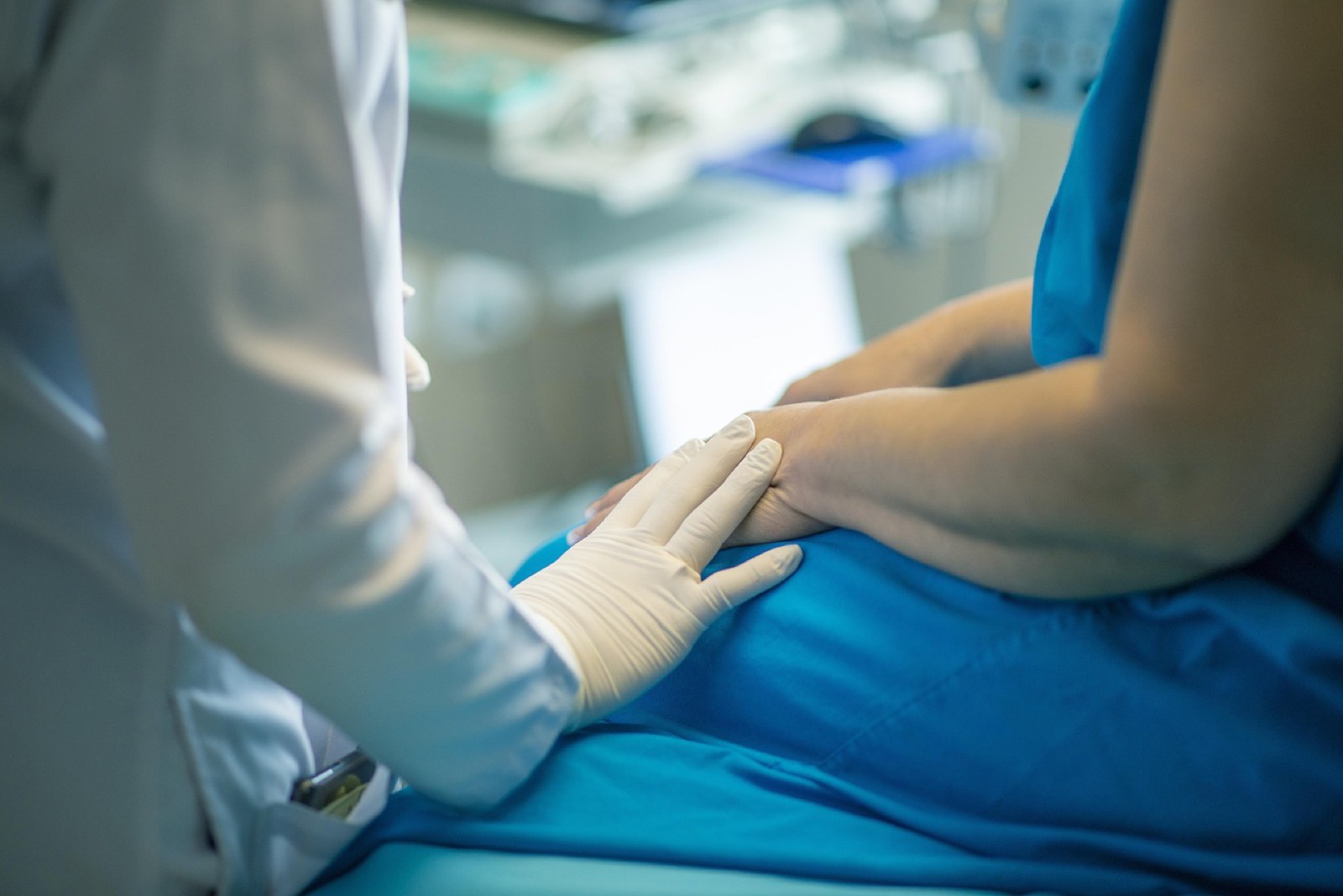 Examen du cuir chevelu lors d'une consultation dermatologique en cabinet