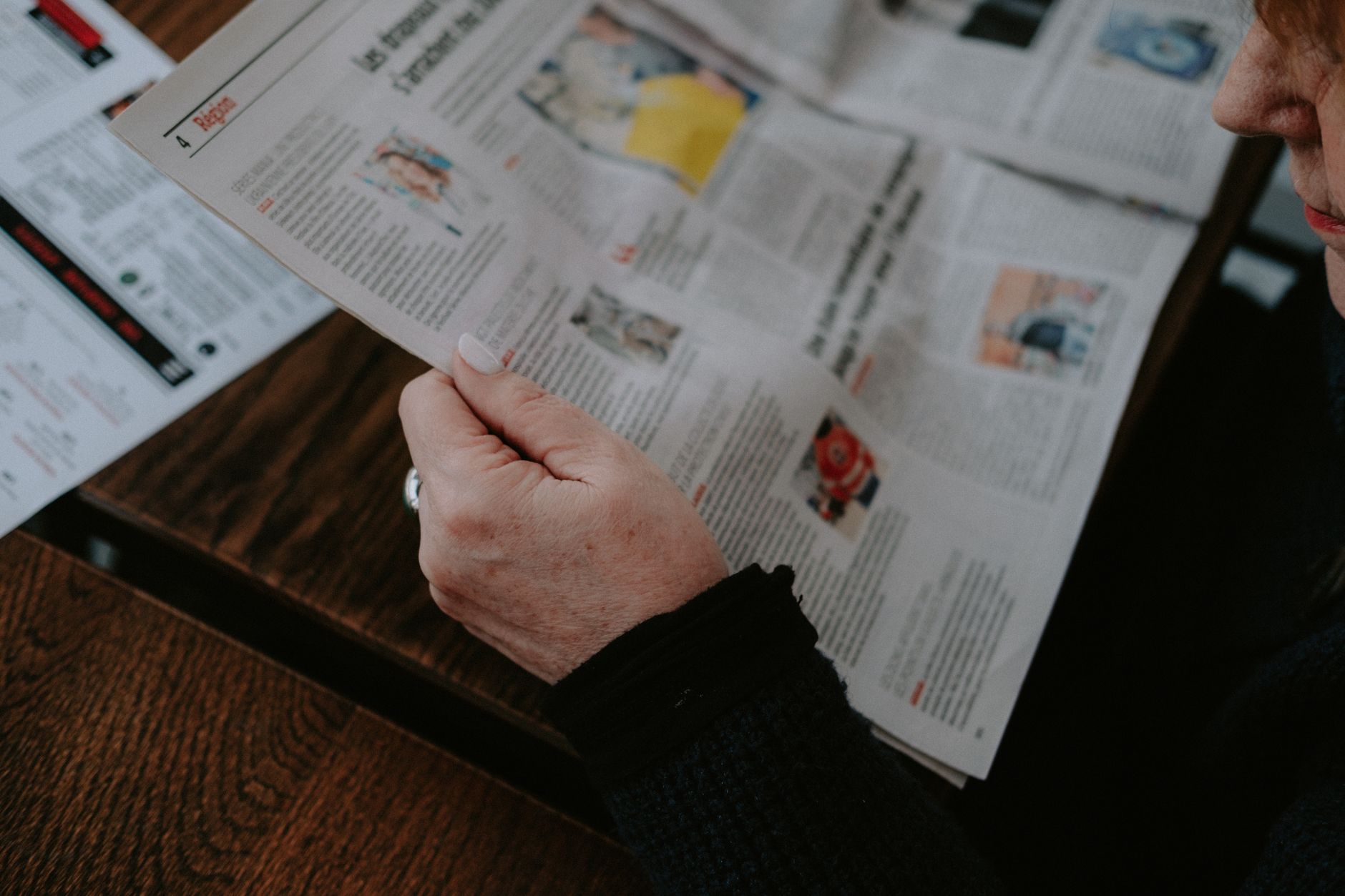Ne laissez plus vos cheveux vous trahir : 5 astuces pour un cuir chevelu sain et des journées réussies