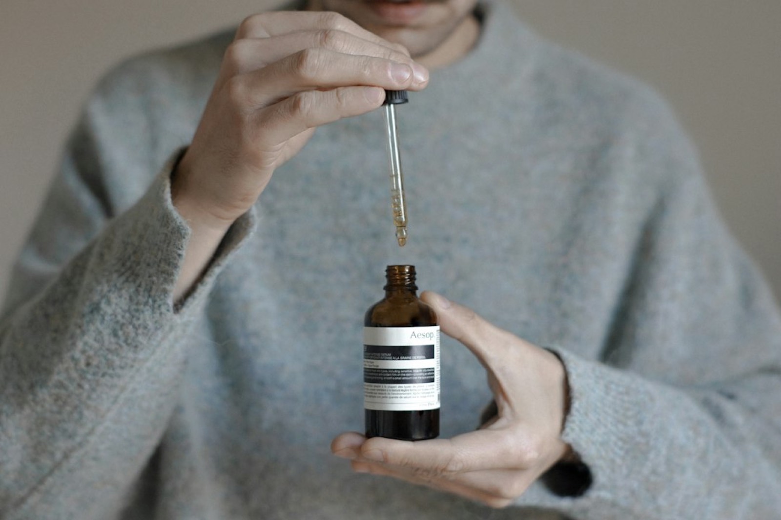 application d'huile capillaire au cuir chevelu avec une pipette