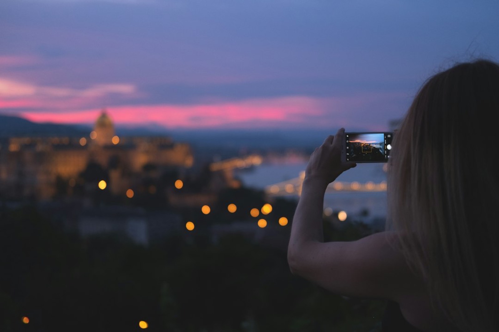 Comparaison de prise de vue d'un cuir chevelu selon l'angle et la lumière