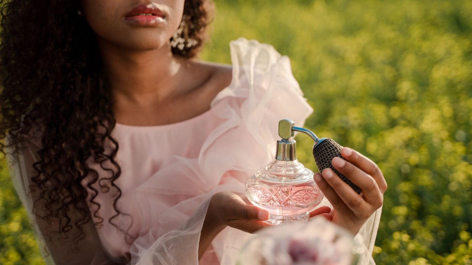 Parfum sur cheveux afro : où et comment le vaporiser sans les abîmer