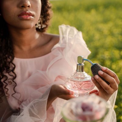 Parfum sur cheveux afro : où et comment le vaporiser sans les abîmer