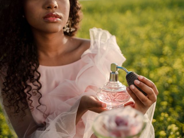 Parfum sur cheveux afro : où et comment le vaporiser sans les abîmer