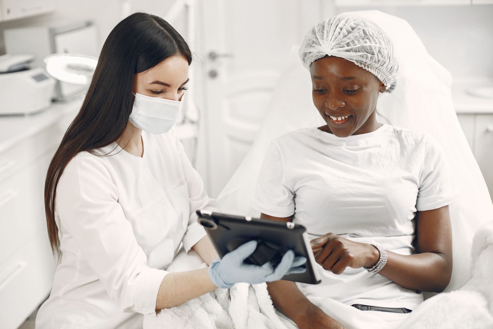 Dermatologue examinant le cuir chevelu d'une patiente en cabinet