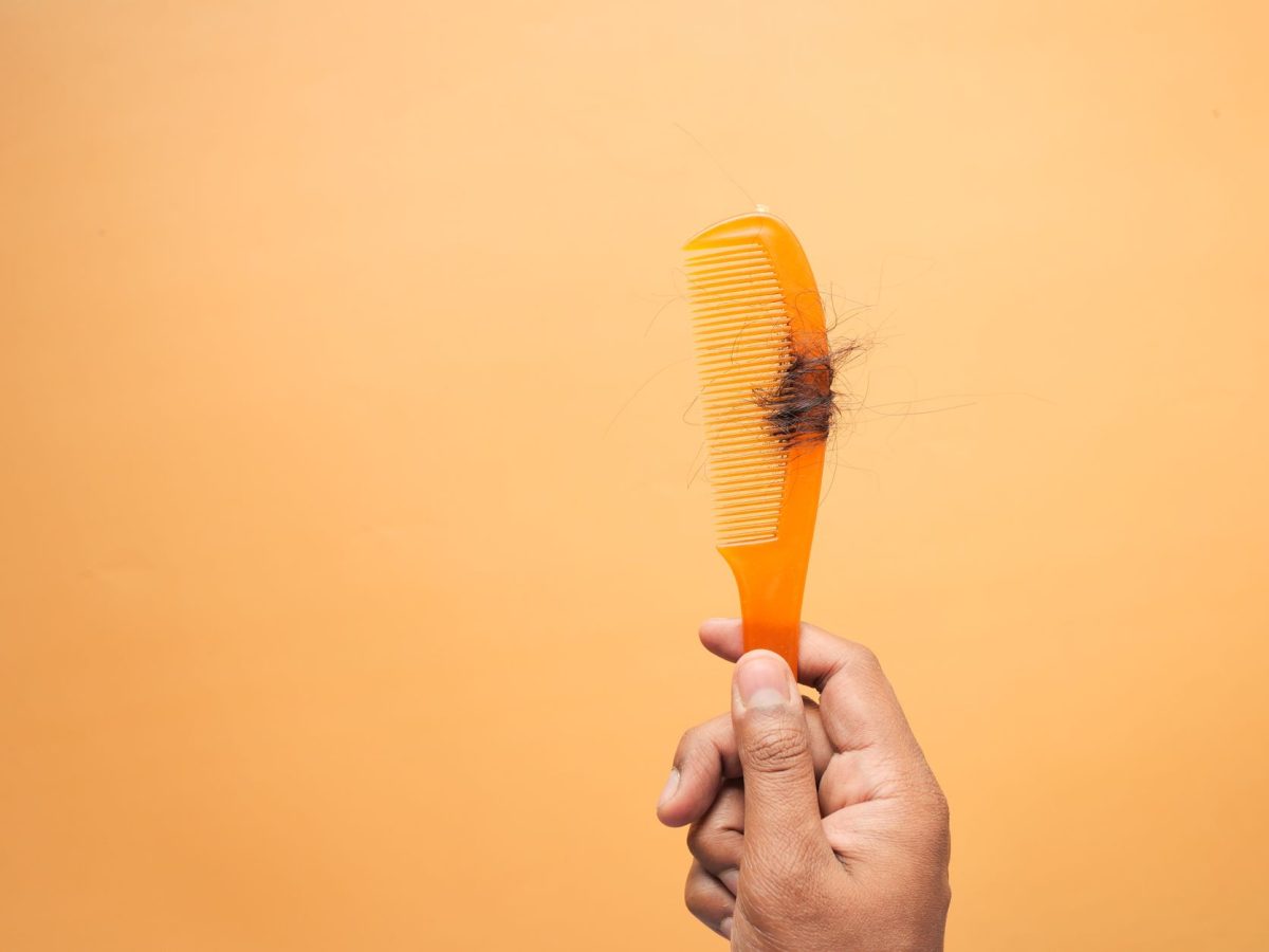 Dès que la chute de cheveux dépasse 100 par jour, faut-il s&rsquo;inquiéter ?