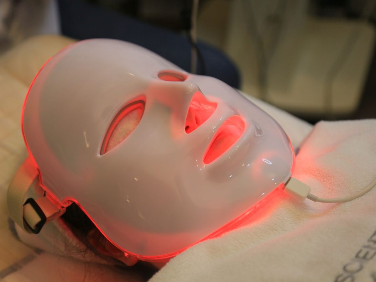 Thérapie par lumière rouge : une solution efficace contre la chute des cheveux ?