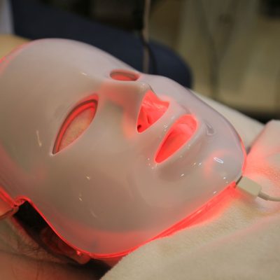 Thérapie par lumière rouge : une solution efficace contre la chute des cheveux ?