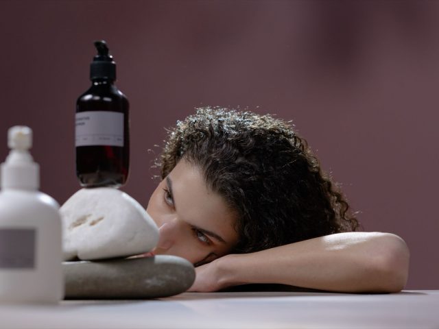 Shampoing pour faire pousser les cheveux : ce qu&rsquo;il peut vraiment fair