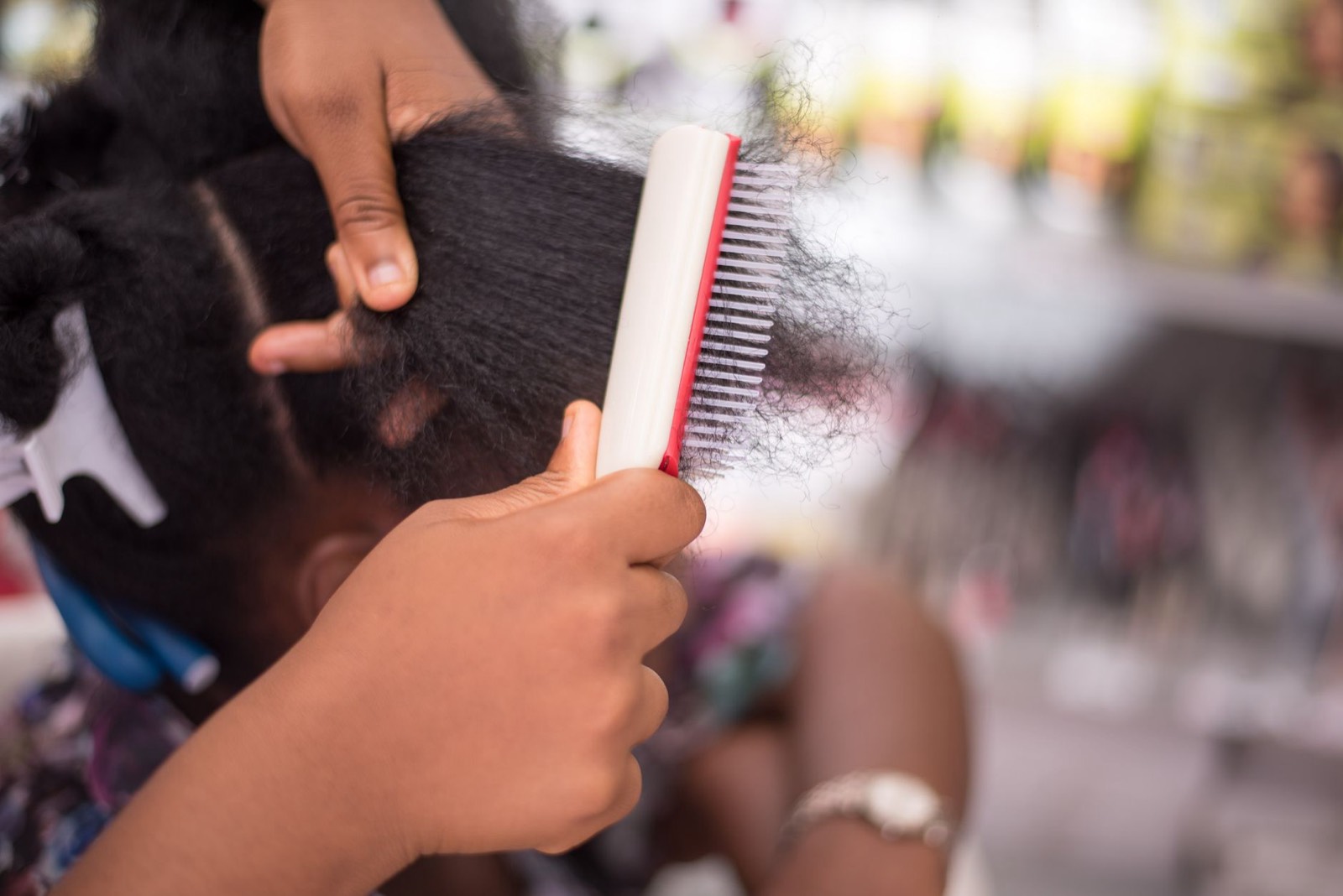 Cuir chevelu afro, raie nette, gros plan