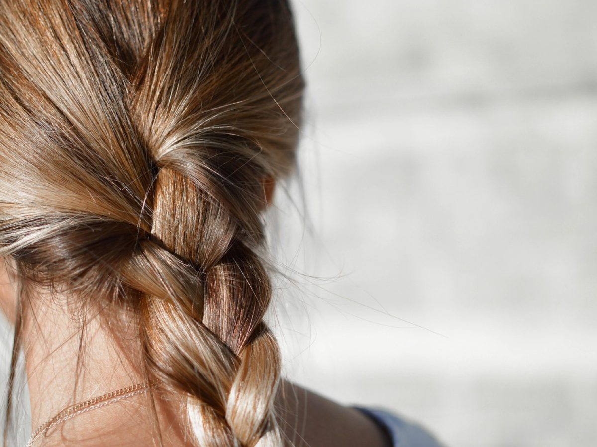Tempes qui tirent, cheveux qui cassent : les premiers signes à ne pas