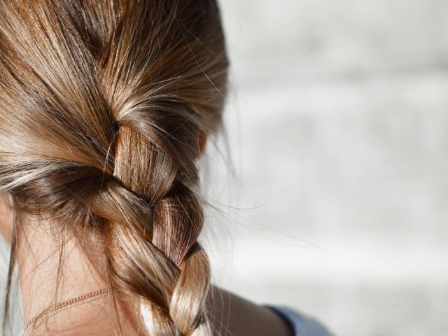 Tempes qui tirent, cheveux qui cassent : les premiers signes à ne pas